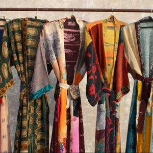 Kimono de Seda Sari Reciclada – Kimono Boho con Patchwork, Túnica Vintage Hecha a Mano, Ropa de Estar Sostenible, Prenda para Festivales - Product Image 1