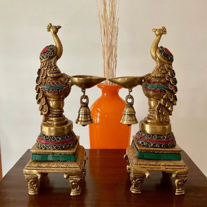 Support de lampe à huile en laiton artisanal en forme de paon, cloche décorative suspendue pour Diya, décoration traditionnelle de temple, à prix de gros abordable - Product Image 1