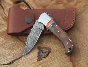 Couteau utilitaire pliant en acier Damas SHARP POINT TRADES, lame droite de 0,5 mm d'épaisseur, ouverture par bouton rotatif, manche en bois - Product Image 6