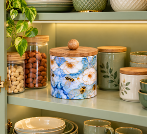 Recipiente Metálico Decorativo con Tapa de Madera, Diseño Floral Azul con Abejas y Detalles Dorados, Tarro de Cocina Premium para Frutos Secos - Product Image 1