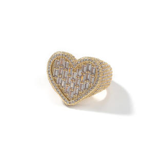 AMBER JEWELS Anillo de Corazón Unisex Chapado en Oro Rosa de 14K con Diamante de Corte Brillante, Estilo Hip Hop, Certificado IGI, Lujoso y con Pavé - Product Image 3