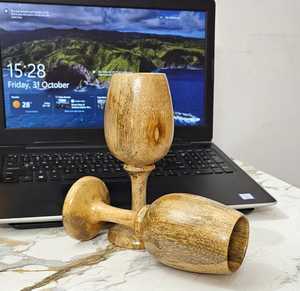 Verres à vin en bois faits à la main, design minimaliste rond, 2 pièces, pour les cocktails et les fêtes - Product Image 1