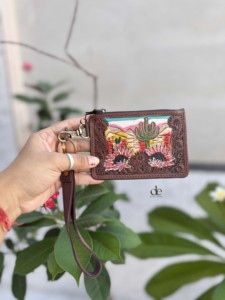 กระเป๋าสตางค์หนังแท้คุณภาพสูง ดีไซน์เก๋ พร้อมช่องใส่บัตรและเหรียญ  งานแฮนด์เมดสไตล์โบฮีเมียน สีน้ำตาล สำหรับผู้หญิง - Product Image 2