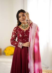 Ensemble Kurta et pantalon traditionnel indien pakistanais pour femmes, couleur marron, avec dupatta rose tie-dye, tenue de mariage longue, coupe classique - Product Image 5