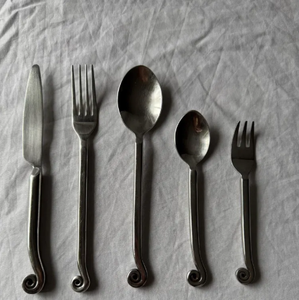 Ensemble de couverts en métal de luxe faits à la main, manche en spirale, acier inoxydable, finition mate, durable, pour mariage et fêtes - Product Image 1