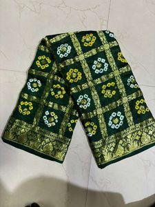Sari en soie artisanale de luxe du Rajasthan, style Bandhej, traditionnel, teint à la main, pour la collection de mariages et de fêtes - Product Image 4