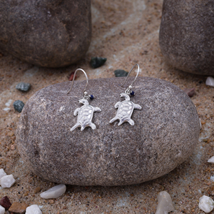 Boucles d'oreilles pendantes en argent sterling 925 avec tortue de mer – Bijoux de plage avec pierres précieuses bleues - Product Image 3
