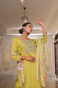 Elegante Conjunto de Kurti Amarillo Claro para Mujer, Manga 3/4, Algodón y Seda, Completamente Cosido, para Ocasiones Formales y Festivas - Product Image 3