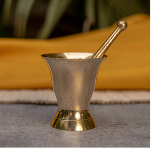 Ensemble mortier et pilon traditionnel en laiton poli avec des rainures horizontales pour le broyage des épices, disponible à prix de gros. - Product Image 5