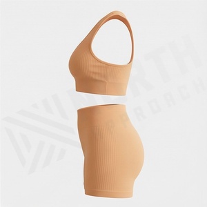 Ensemble de yoga deux pièces respirant et écologique pour femme, grande taille, avec short et haut, idéal pour la course, la gym et le fitness, avec logo avant - Product Image 3