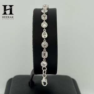Bracelet tennis en or jaune 18 carats serti de diamants multiformes, avec zircone cubique de coupes mixtes (ovale, émeraude, poire, ronde) - Product Image 5