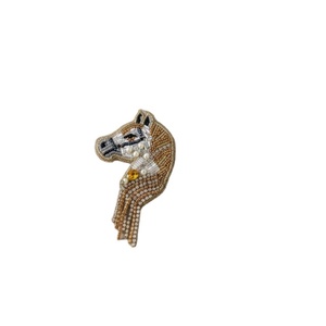 Broche de Lujo Artesanal de Algodón con Cabeza de Caballo, Adornado con Perlas y Pedrería, Elegante y Brillante, para Chaquetas y Bolsos - Product Image 1