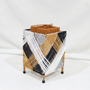 Lanterne carrée en plastique tressé écologique tendance avec poignée - Product Image 3