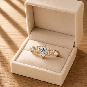 Anillo de compromiso de oro macizo de 10K, 14K, 18K con diamante cultivado en laboratorio con corte escudo certificado IGI, solitario de cinco piedras, venta al por mayor - Product Image 4