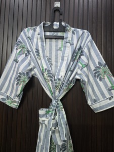 Robe de chambre décontractée pour femme, gris et blanc, à rayures et imprimé floral, col en V, longueur totale, manches trois quarts, 100 % coton tissé, idéale pour l'été - Product Image 3