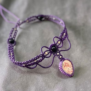Collier en macramé artisanal violet avec pendentif en pierre rose en forme de larme, perles noires, bijoux bohèmes faits à la main pour femmes - Product Image 4