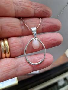 Colgante de Plata de Ley con Cuarzo Rosa y Cadena Chapada en Oro, Joyería Artesanal con Piedras Preciosas, Diseño Elegante para Mujer, Venta al Por Mayor para Exportación - Product Image 2