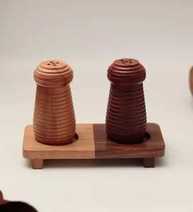 Ensemble unique de salières et poivrières en bois côtelé bicolore avec base en bois assortie, ensemble professionnel d'organisateurs d'épices pour la cuisine - Product Image 1