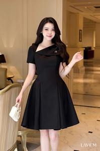 Elegante Vestido de Noche Negro con Hombros Descubiertos y Corte Evase para Mujer |   Vestido Alva con Adorno Metálico para Uso Diario |   LAVIEM - Product Image 3