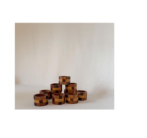 Anneaux de serviette en bois spectaculaires qui font une forte impression dans les designs de table élégants - Product Image 1