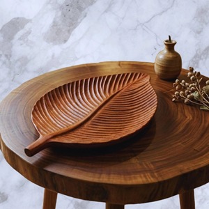 Assiettes en bois en forme de feuille, élégantes et naturelles, pour servir des collations, des fruits et une présentation de table raffinée à la maison, au café et lors d'événements. - Product Image 1