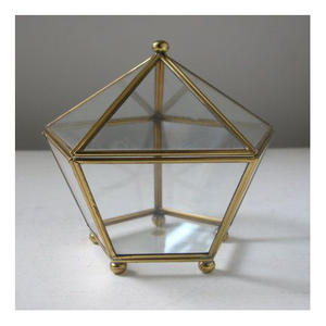 Organisateur de bijoux en verre et laiton avec finition dorée moderne pour présentation en magasin - Product Image 4