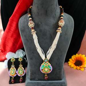 Juego de colgantes de fusión Meenakari y trabajo de perlas Kundan acrílicas de la mejor calidad Mezcla de tradición y elegancia moderna Colores vibrantes - Product Image 1