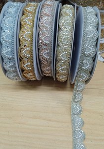 ผ้าลูกไม้ปักลายโลหะหรูหราสีทองเงิน ประดับด้วยกลิตเตอร์ลายดอกไม้ เป็นมิตรกับสิ่งแวดล้อม เหมาะสำหรับชุดแต่งงาน ชุดส่าหรี และเสื้อผ้า - Product Image 3