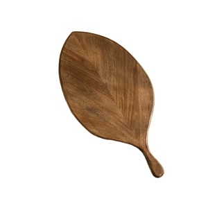 Planche à découper rectangulaire en bois antique tendance 45x22x1.5cm, épaisse, avec poignée antidérapante, compatible lave-vaisselle, écologique et durable - Product Image 1