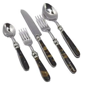 Juego de cubiertos decorativos de metal de lujo de acero inoxidable con mango de resina verde y negro reutilizable, creativo y moderno, tenedor, cuchillo, cuchara - Product Image 1