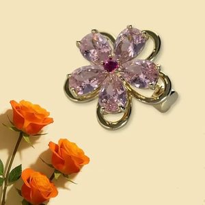 เข็มกลัดดอกไม้คริสตัลสีชมพูสุดหรูพร้อมพินดอกไม้ที่ตกแต่งด้วยโทนสีทองหรูหราพร้อมหินประกายสำหรับงานปาร์ตี้ - Product Image 1