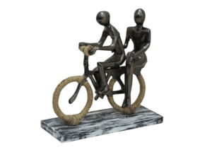 Estatua de Pareja en Bicicleta Hecha a Mano en Aluminio, Figura Rústica de Metal con Detalles de Yute, Escultura Decorativa Vintage Industrial para el Hogar - Product Image 3