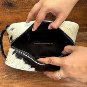 Sacs à cosmétiques en cuir usiné à la main portables de grande capacité sac de maquillage pour femmes organisateur de cheveux en peau de vache trousse de toilette de voyage et étuis - Product Image 6