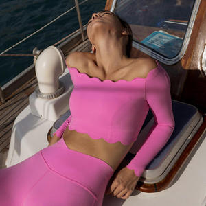 Ensemble de yoga blanc 2 pièces : Crop top épaules dénudées à manches longues à volants et Legging taille haute, sans couture et respirant - Product Image 5