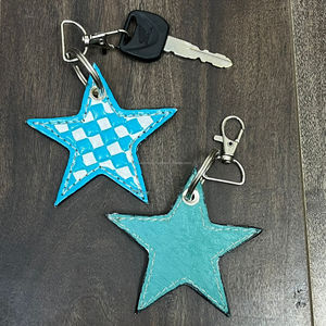 Porte-clés en cuir à motif étoile à carreaux tendance en gros, accessoire mignon avec breloque étoile, porte-clés et support tendance, cadeau pour femmes - Product Image 6