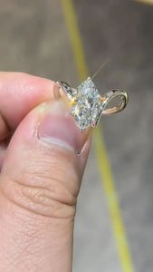 Bague de fiançailles solitaire en or blanc 14 carats avec diamant de laboratoire taille marquise 1 carat, bijou de mariée élégant - Product Image 3