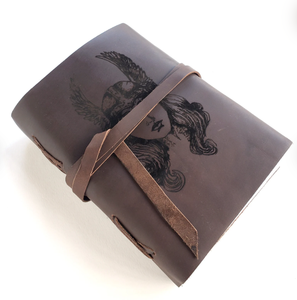 Valkyrie Leder-Tagebuch, kostenlose Personalisierung, 5 x 7 Zoll, blankes Leder mit Auswahl zwischen liniertem oder unliniertem Papier, Design „Kriegerin“. - Product Image 1