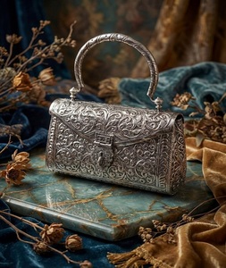 Bolso de mano de latón grabado en oro antiguo hecho a mano para mujer, ideal para bodas y fiestas, de F S International - Product Image 1