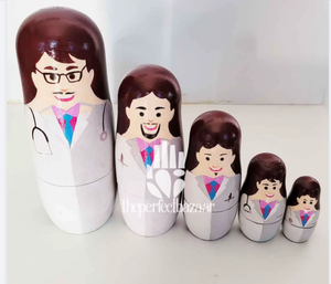 ชุดตุ๊กตาไม้หมอแบบซ้อนกันได้ 5 ตัว จาก The Perfect Bazaar - Product Image 5