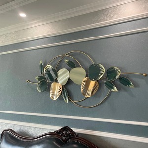 Décoration murale moderne en métal, feuillage doré et vert - Product Image 1