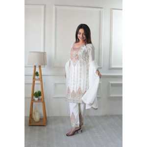 Ensemble de vêtements de fête pour femmes de créateur avec haut élégant Dupatta et travail de séquence - Product Image 4