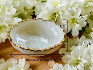 Bol décoratif en résine de luxe avec une finition élégante, idéal pour les tables de fête ou les pièces modernes et minimalistes. - Product Image 4