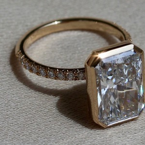 Anillo de Boda Minimalista con Diamante Cultivado en Laboratorio de Corte Radiante de 6.00CT en Oro Amarillo de 14K con Diamante Certificado por IGI para Mujer - Product Image 1