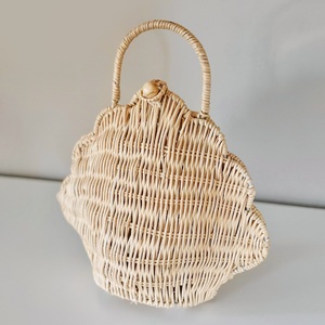Bolsos con forma de concha marina, cestas de ratán natural con asa para niñas, accesorios infantiles a precio económico. - Product Image 1
