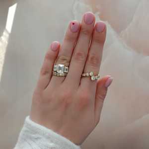 Bague de fiançailles moderne en or massif 10K 14K 18K avec trois diamants de laboratoire taille émeraude de 3 carats sertis clos, idéale pour une demande en mariage ou un mariage - Product Image 6