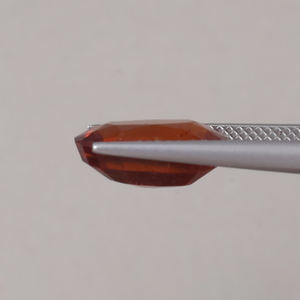 พลอยเฮสโซไนต์สีแดงธรรมชาติทรงรี 6.43 กะรัต ขนาด 13.5x8.5 มม. 6 มม. แสงสว่าง |   เครื่องประดับอัญมณีขายส่งที่ได้รับการรับรองจาก IGI - Product Image 2