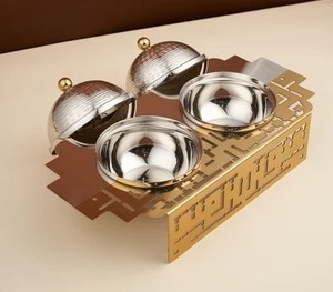 Ensemble de 3 coupelles à dattes en métal minimalistes avec plateau, finition mate, pour servir des dattes, des fruits secs et des desserts lors de l'Aïd, du Ramadan et des Majlis, en gros - Product Image 2
