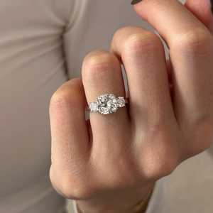 Bague à trois pierres en diamant de laboratoire de 3 carats, taille coussin carrée, E VVS2, or blanc 14 carats, certifiée IGI - Product Image 1