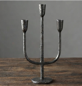 Candélabre en fer martelé fait main à 3 bras, support de bougie en métal pour la décoration de la maison - Product Image 4