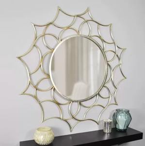 La cadre de miroir en métal fleuri ajoute une touche moderne tout en restant neutre et évoluant avec votre décoration. - Product Image 2